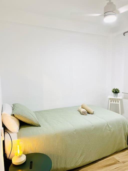 New Spacious And Cozy Apartment - Малага Экстерьер фото