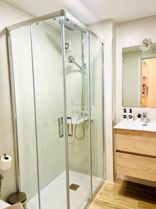 New Spacious And Cozy Apartment - Малага Экстерьер фото