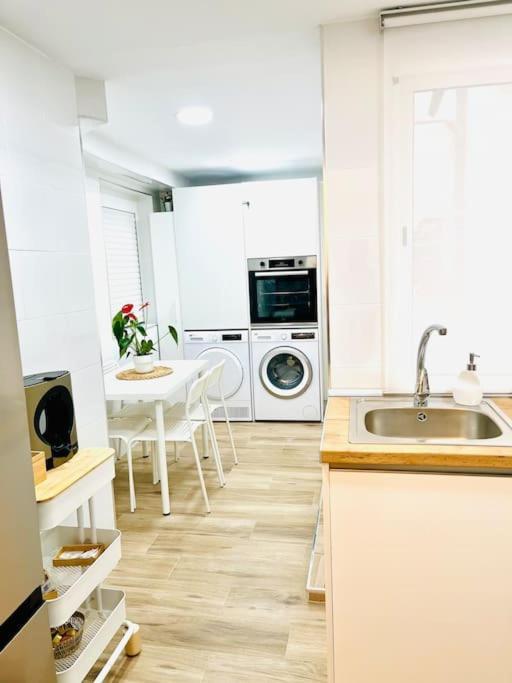 New Spacious And Cozy Apartment - Малага Экстерьер фото
