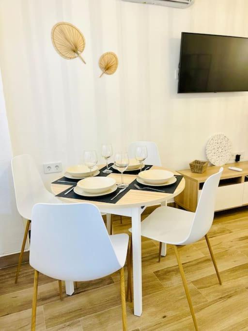 New Spacious And Cozy Apartment - Малага Экстерьер фото